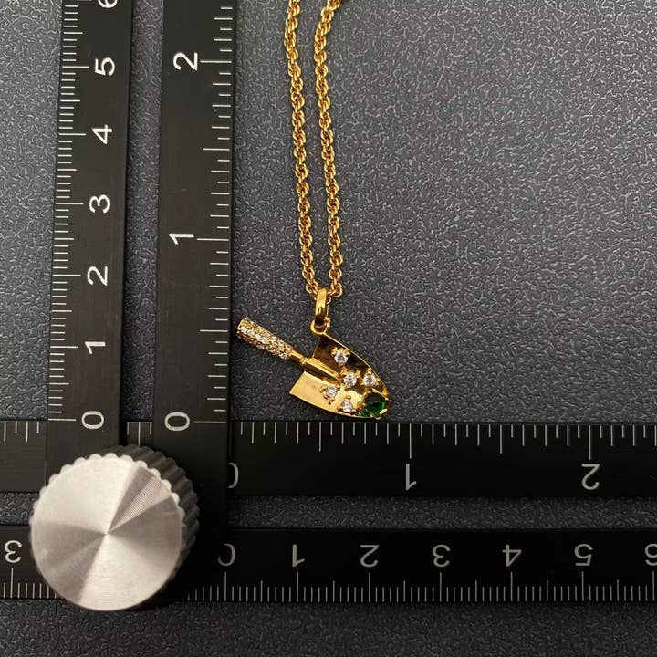 Mio Queena – Engroshandel Halskæde med vedhæng – Indlagt CZ 18K forgyldt skovlcharme halskæde4