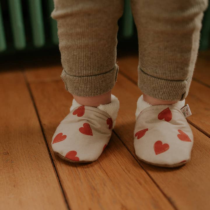 Winter red heart slippers for wholesale by Rien Que Des Bêtises