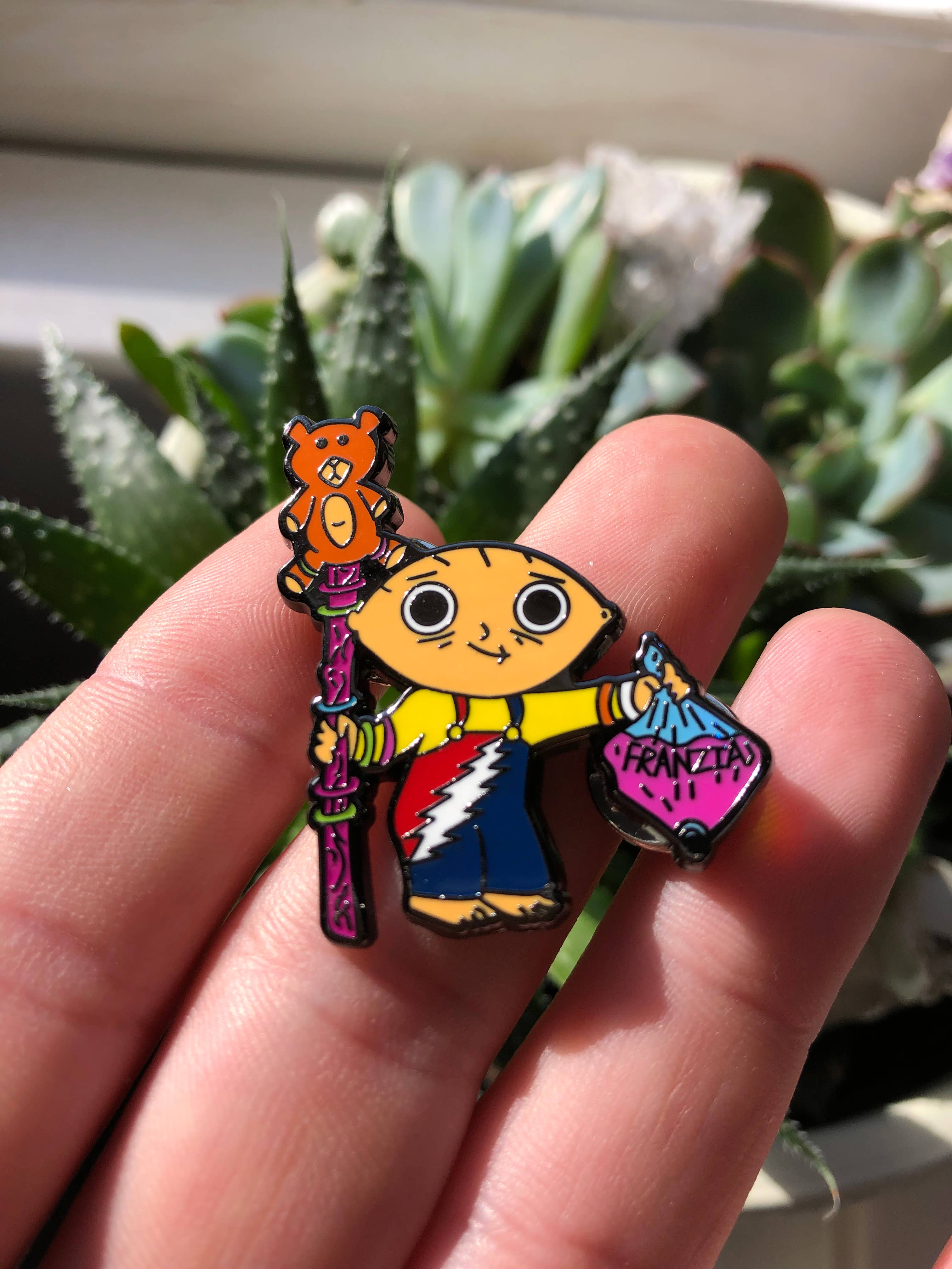 Mushroom Kingdom Pins - Vente Épinglettes/boutons - Épinglette Festy Stewie – 1,5" | Inspirée par Franzia et les festivals0