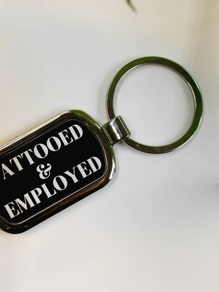 Llavero de metal grabado tatuado+empleado para venta al por mayor de Three Witches Tea Shop