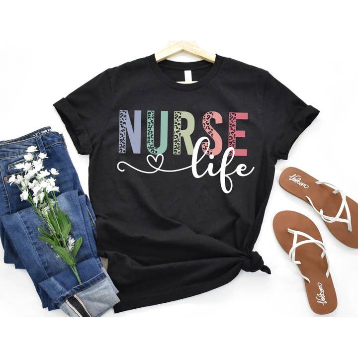 Chemise Leopard Nurse Life - Chemise d'infirmière pour la vente par The Shirt Company
