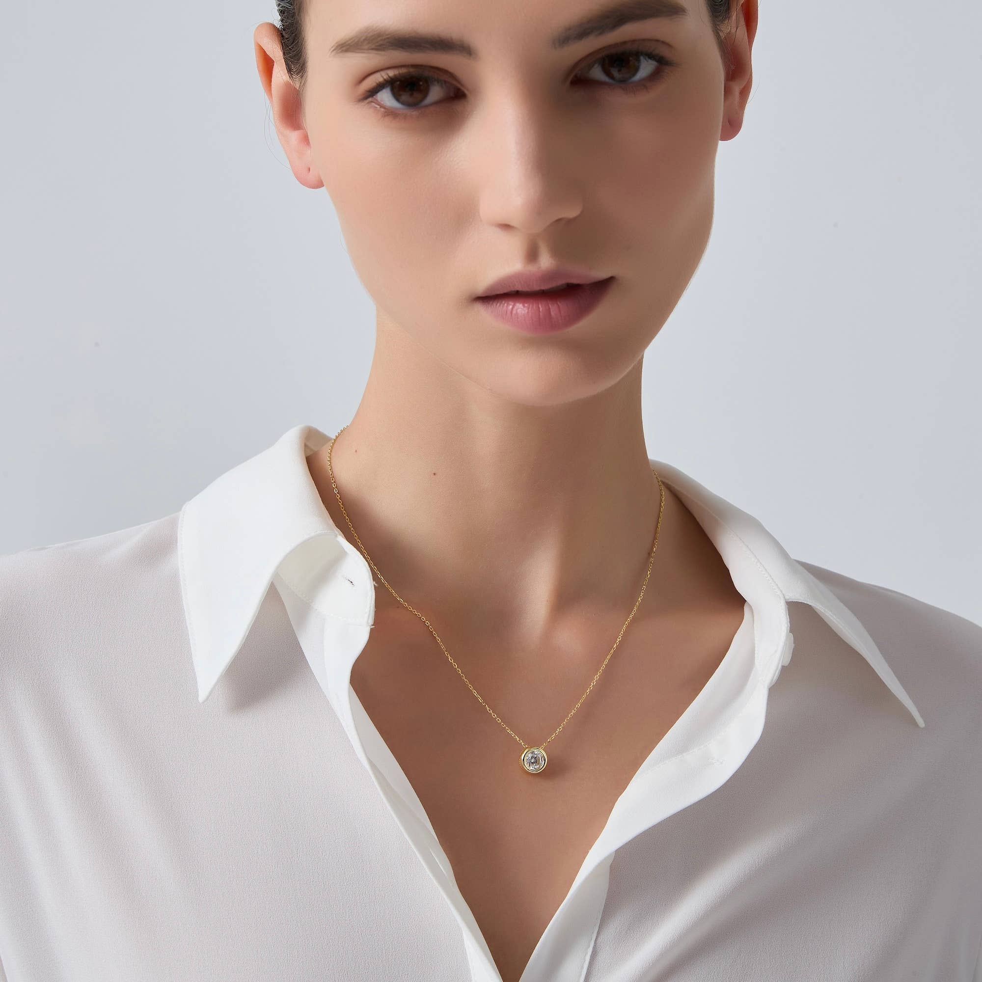 Perimade & Co. LLC – Colar pingente/pendente por atacado – Colar com Pendente Moissanite Redondo em Prata de 1ª Lei 9253