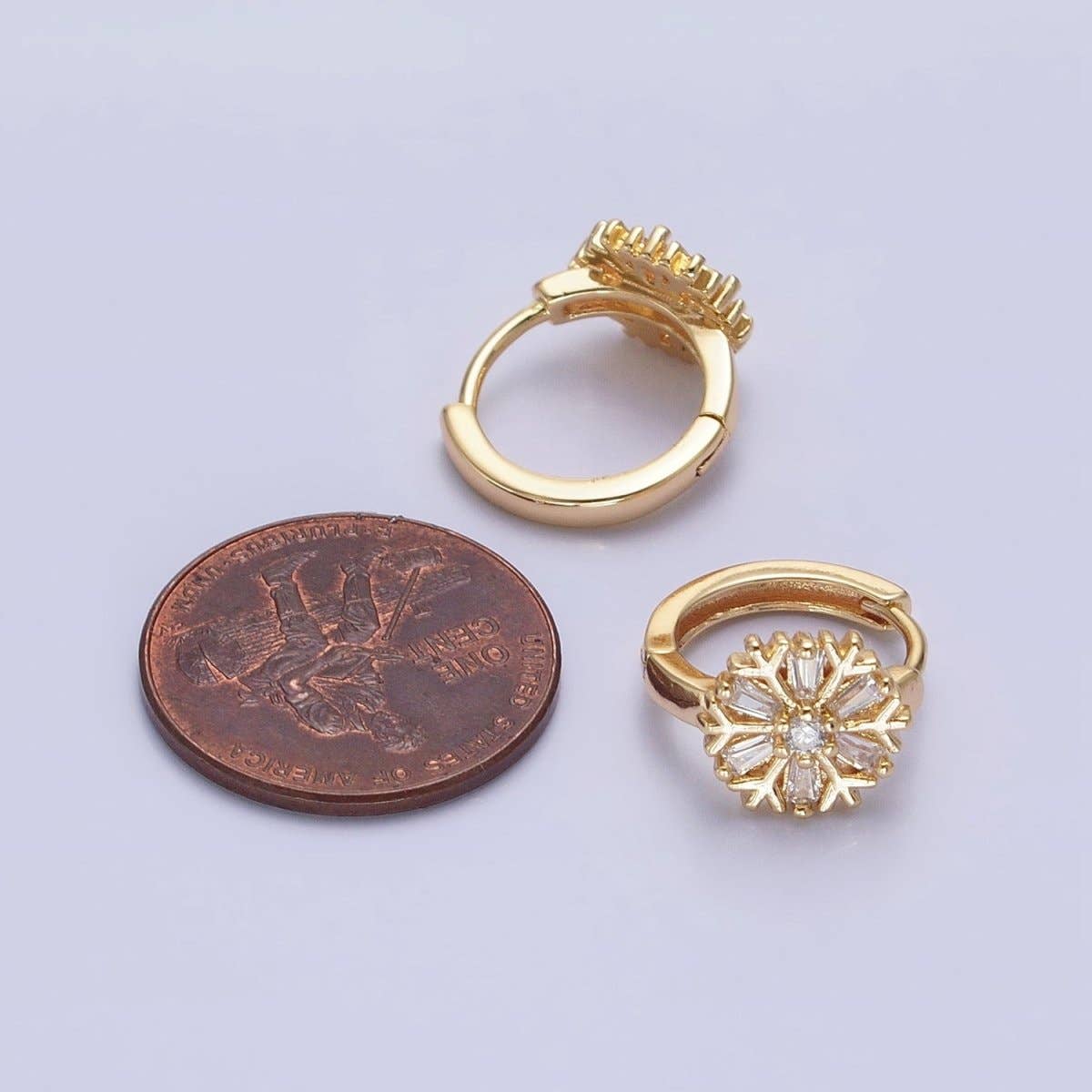 Aim Eternal - Vendita all'ingrosso Orecchini a cerchietto - Orecchini a cerchio con baguette a fiocco di neve in oro riempito 16K con zirconi cubici in oro e argento | AB1457 ABB14585