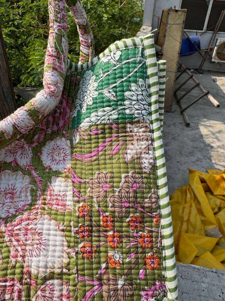 GYPSY STUDIO - Venta al por mayor Bolso con correa - Mujer - Bolso de algodón acolchado con estampado floral patchwork1