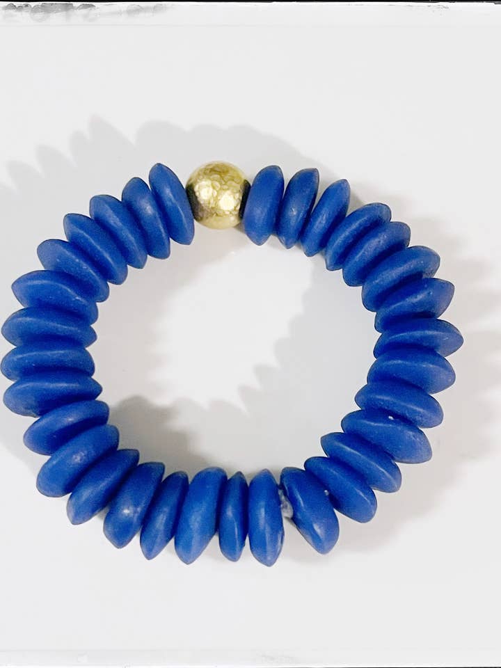Blaues Ashanti-Glasperlen-Stretch-Armband mit Anhänger aus Messing, goldfarben für den Großhandel von GentrybyJenna