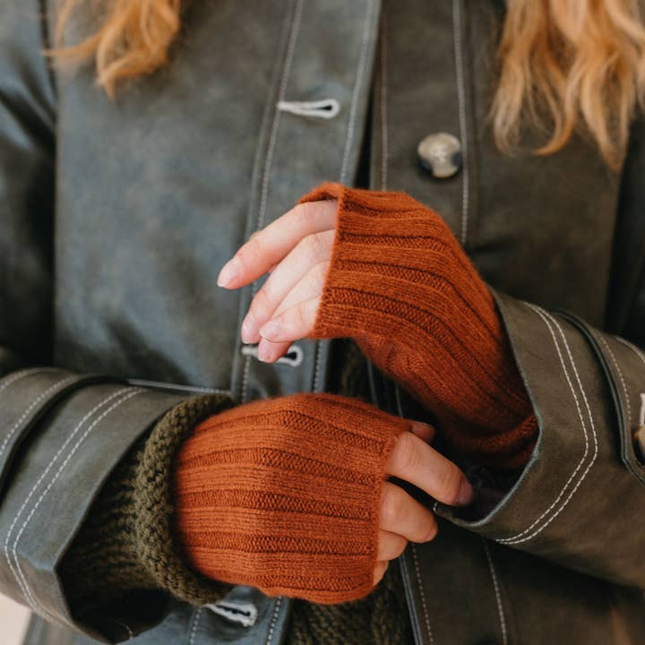 TBCo – wholesale Hand warmer – Cashmere & Merino Wrist Warmers in Rust