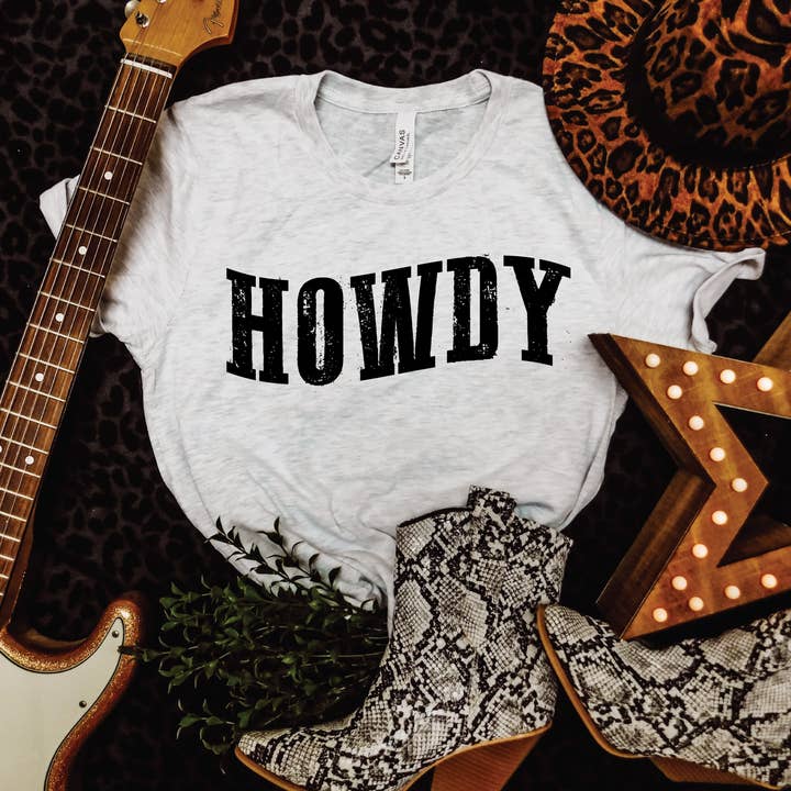 T-shirt graphique Howdy effet vieilli pour la vente par Makayla Grace