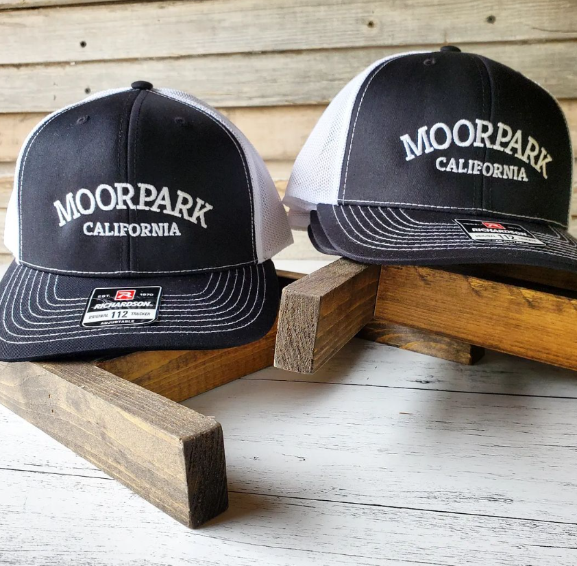 Mad River – Großhandel Trucker-Cap – Unisex – Ihre benutzerdefinierte State Local Hat auf Richardson 112 Trucker Hat2