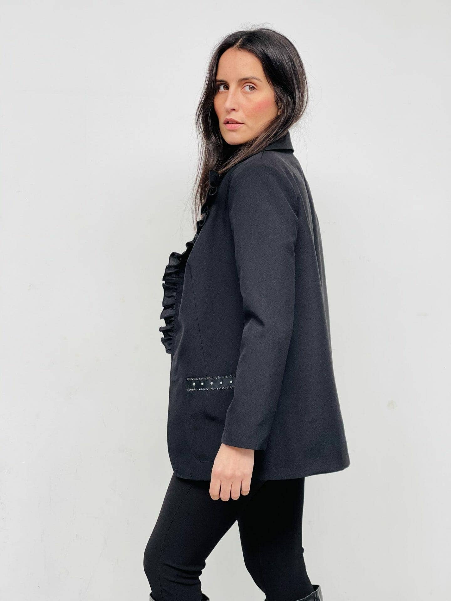 Schwarz Love Doll Blazer mit Rüschendetails und Nieten für den Großhandel auf Faire2