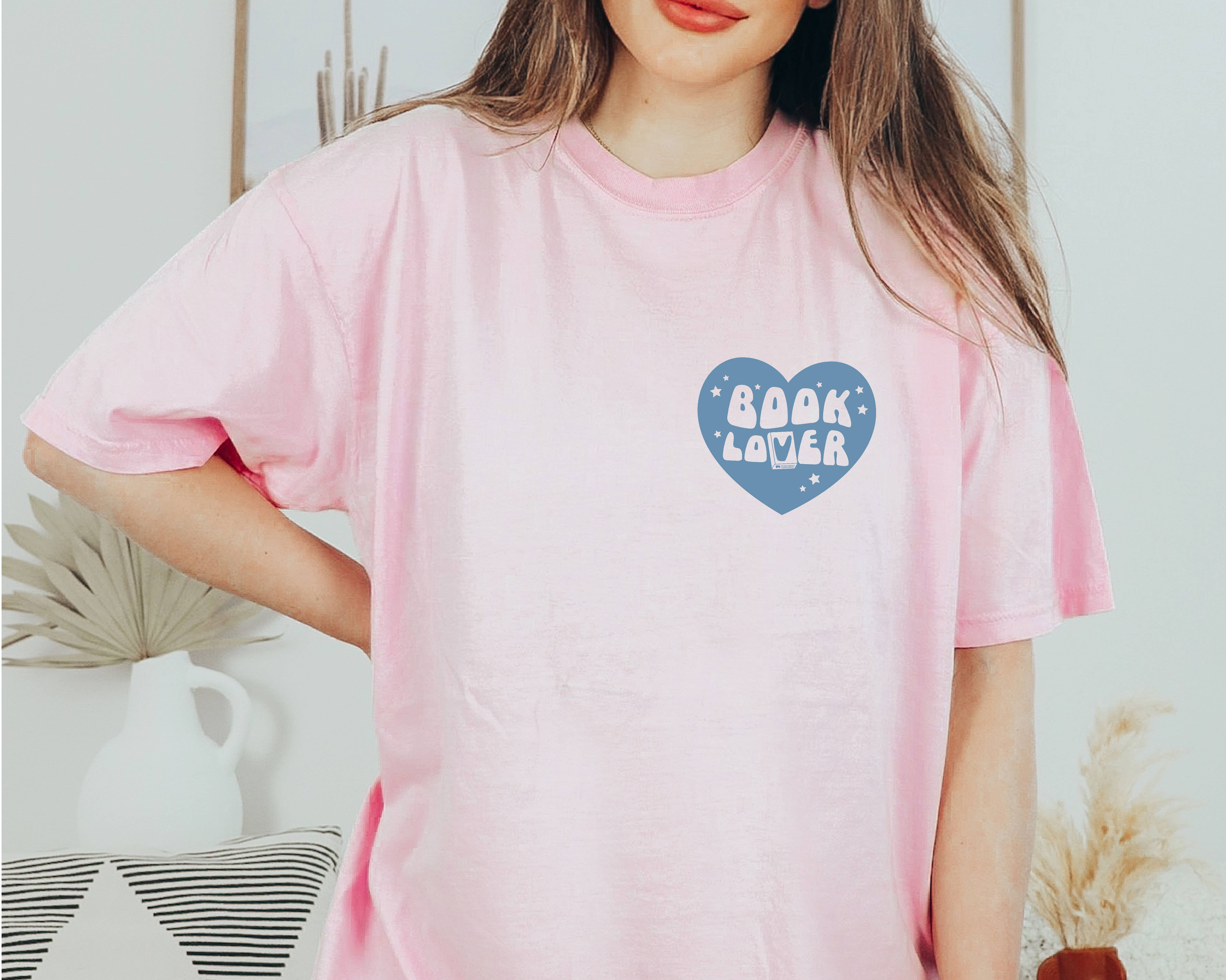 P E T I T R U E - Vendita all'ingrosso Maglietta serigrafata - Donna - T-shirt Graphic Tee Comfort Colors per amanti dei libri, top alla moda6