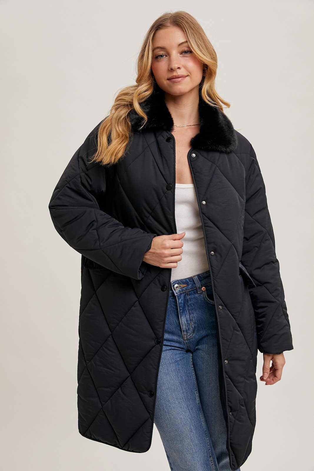 Bluivy - Wholesale Pufferjack - Dames - GEWATTEERDE MIDI-PUFFERJAS MET KRAAG VAN IMITATIEBONT EN KNOOPSLUITING2