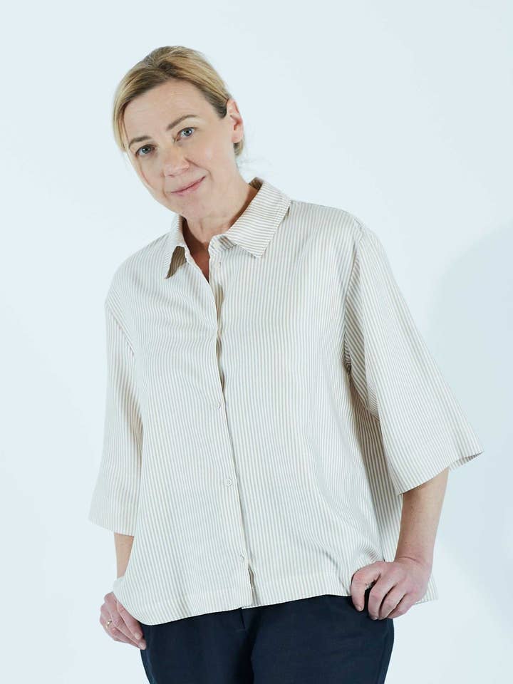 Blusa a maniche corte COCORINA a righe color nocciola per la vendita all'ingrosso da parte di Grenzgang - slow womens fashion made in the Alps