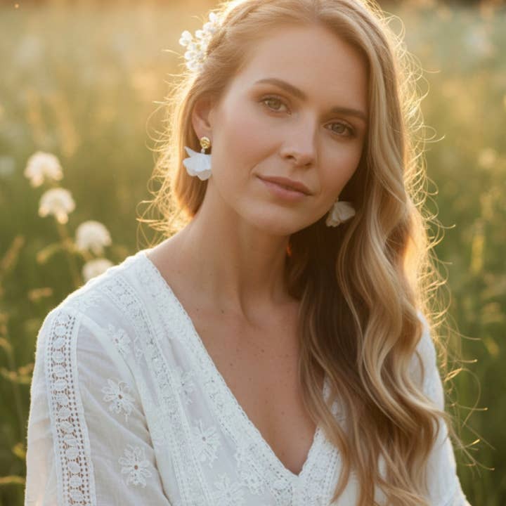 Boucles d'oreilles volutes- bijoux florale tissu blanc. pour la vente par L'atelier du 6