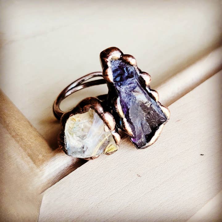 Anello in vera ametista e quarzo con montatura in rame 012a per la vendita all'ingrosso da parte di The Jewelry Junkie