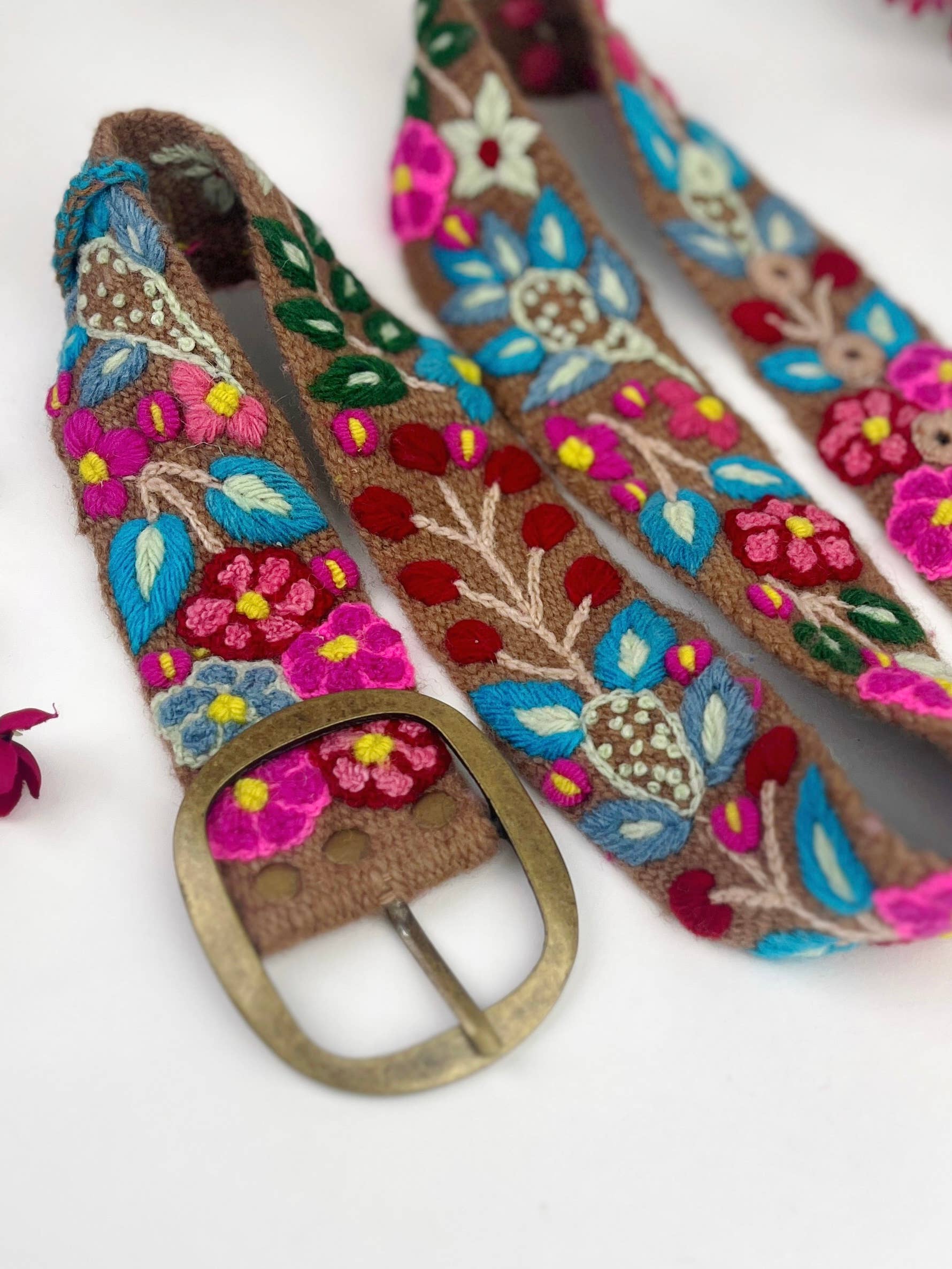 Artesana Love – Großhandel Gürtel – Damen – Handbestickter Wildberry Gürtel mit breitem Design7