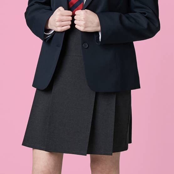 Jupe d'école plissée permanente pour filles âgées pour la vente par David Luke