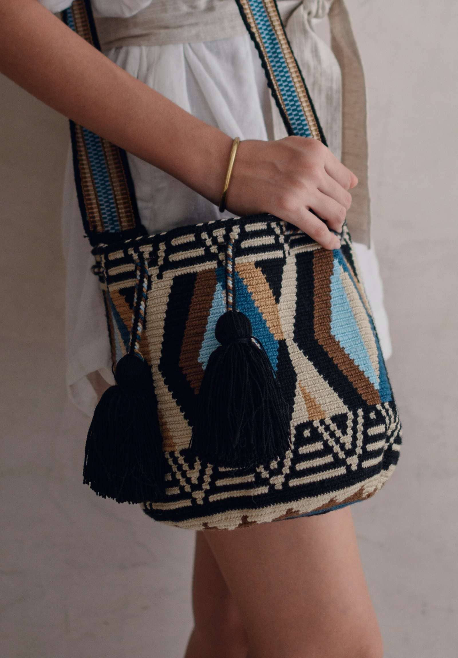 Lombia + Co. – Engroshandel Crossbodytaske - Dame – Bedst sælgende Etnisk WAYUU Mochila (Guariche Størrelse M)4