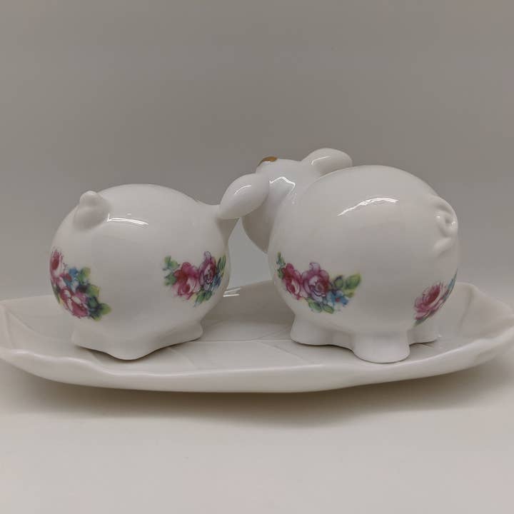 Green Pastures Wholesale - Wholesale Salt & Pepper Shaker Set - Salt And Pepper Shaker - Porcelain Piglets 2
