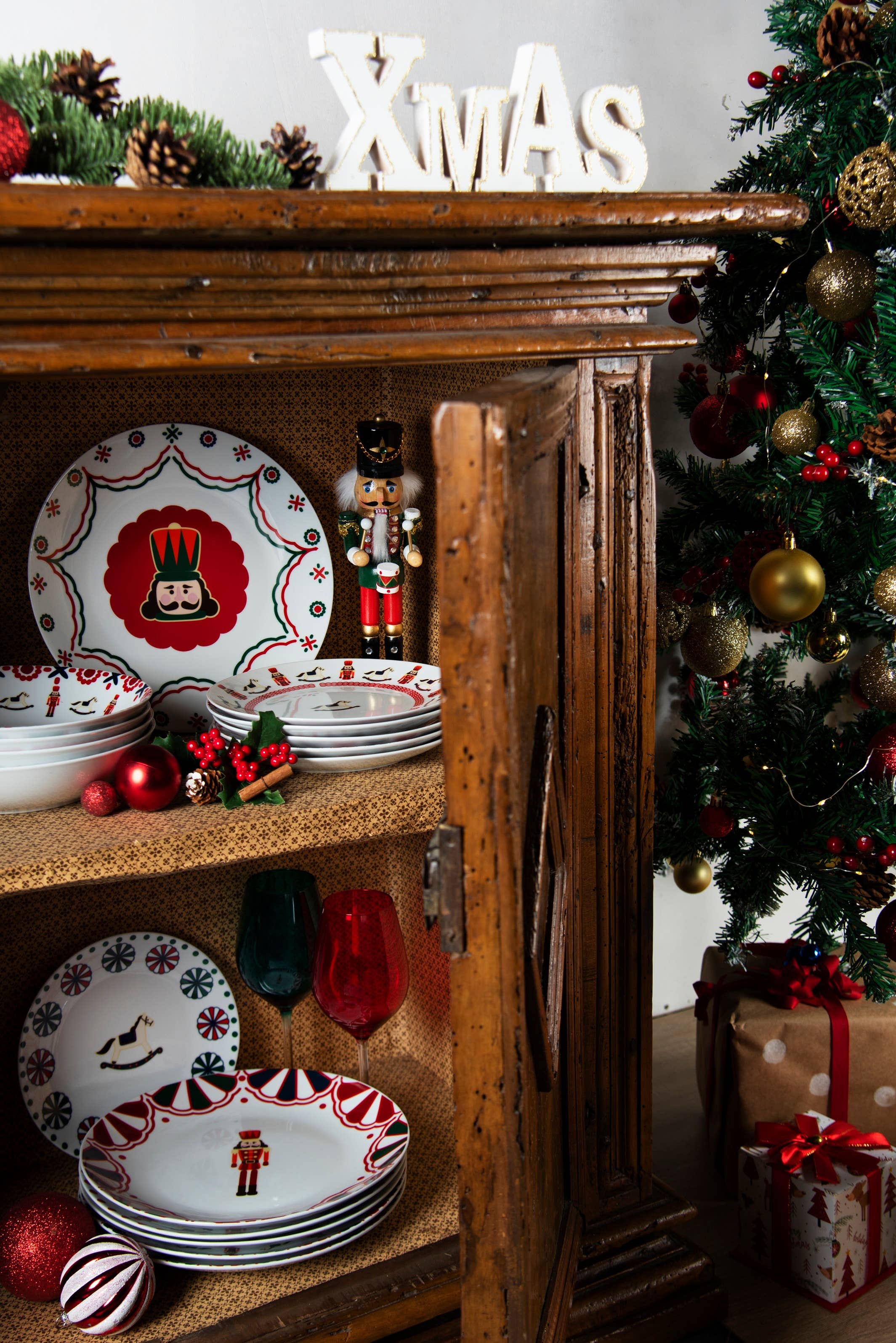 multicolour Christmas Dinnerware Set 18 pcs Nutcracker for wholesale on Faire9