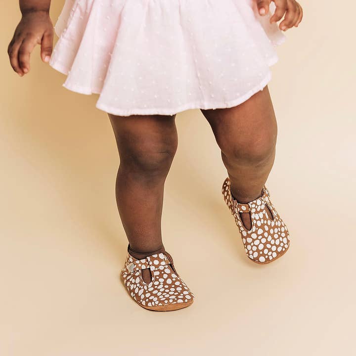 la classica scarpa con suola morbida a T: maculato cerbiatto per la vendita all'ingrosso da parte di Mon Petit Shoes