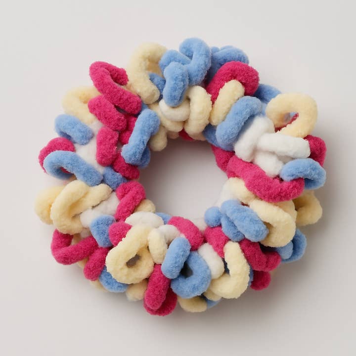 Chouchou en crochet fait main – Accessoire pour cheveux en laine colorée pour la vente par Lucy Andy Jewellery