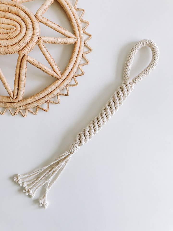 Corda macramè cane rimorchiatore giocattolo - naturale per la vendita all'ingrosso da parte di EMBER & IVORY