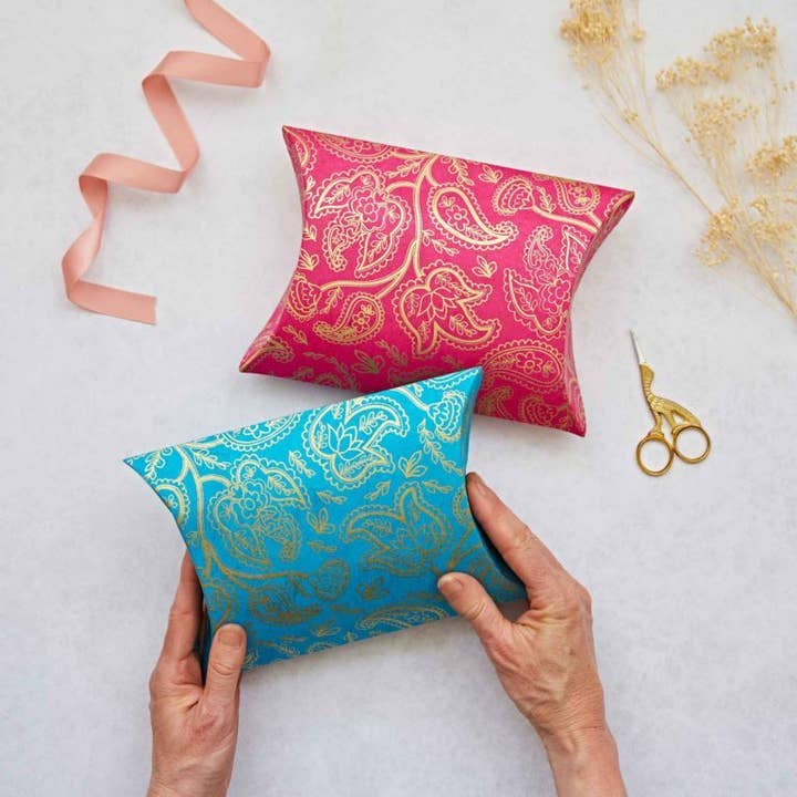 The Paper High Gift Company Limited - Vendita all'ingrosso Confezioni regalo - Confezione regalo Paisley Lokta in stile cuscino, vari colori3