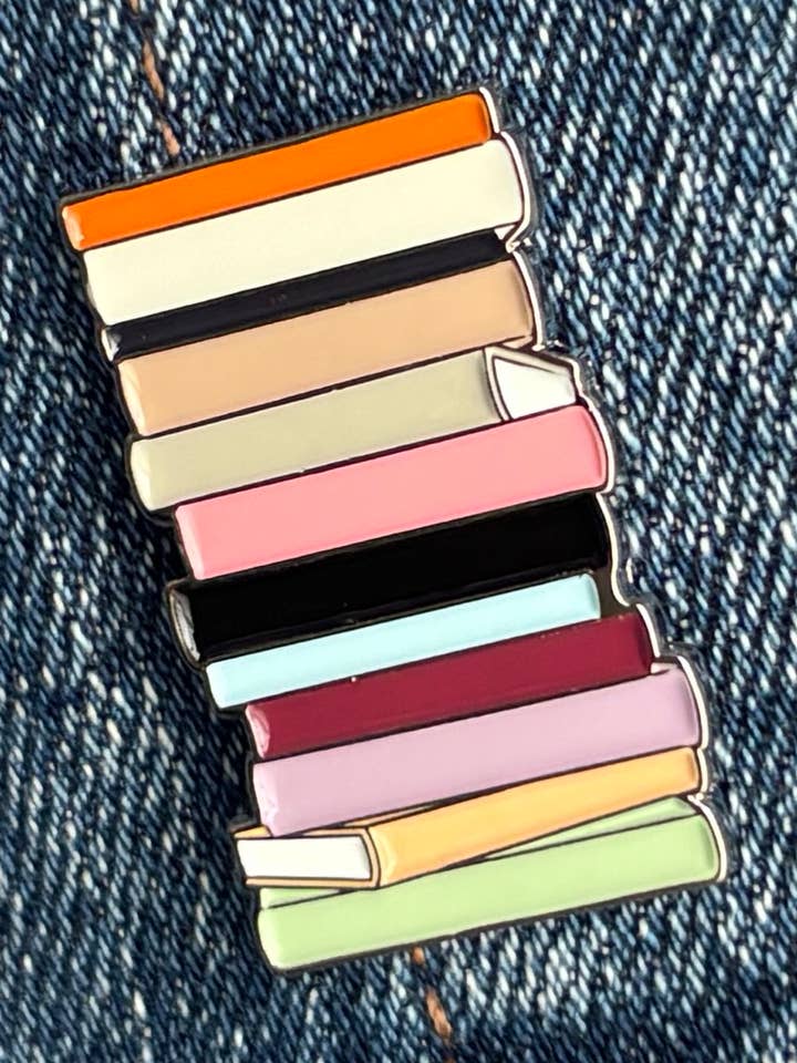 Épingle Émaillée Étagère à Livres Eras pour la vente par Becca Scott Design