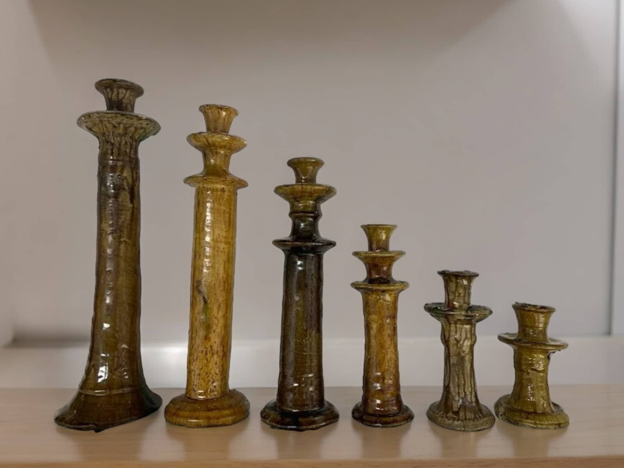 Moroccantastics – Großhandel Kerzenhalter – Handgefertigte marokkanische Vintage Tamegroute-kerzenhalter in ocker – 3er-Set glasierte Keramik4