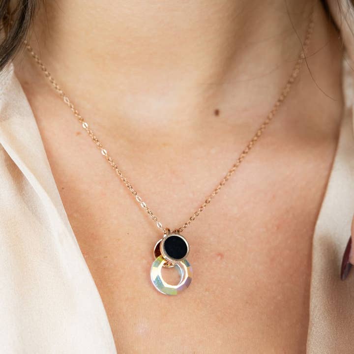 Hvid Emalje Rundt Farverigt Skive Guld Messing Vedhæng Halskæde for engroshandel hos The Colourful Aura