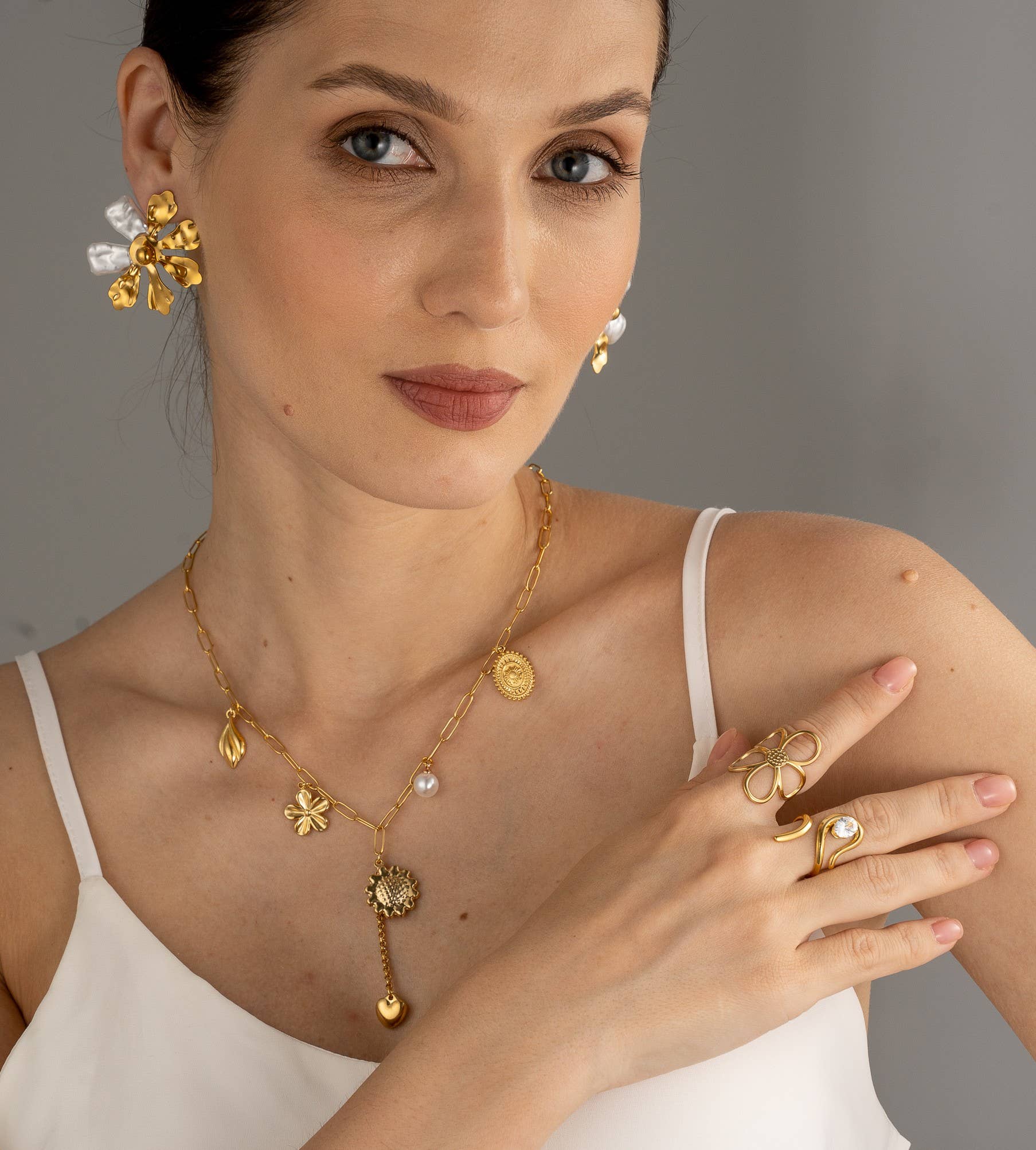 COSMOS – Großhandel Cocktail-/Statement-Ring – Edelstahl-Ring mit durchbrochenem Blumenmuster, luftiges Design, verstellbar3