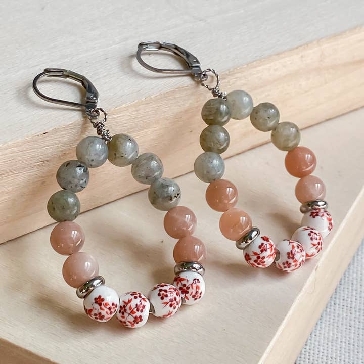 Boucles d’oreilles bohèmes en pierres naturelles | CAPRI pour la vente par Lunaki Design