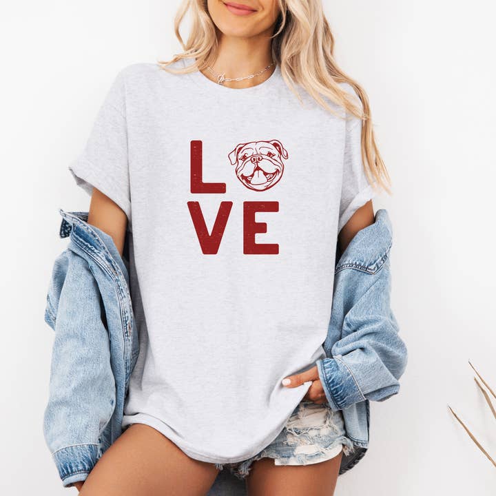 T-shirt vieilli LOVE pour la vente par Mugsy's Brand