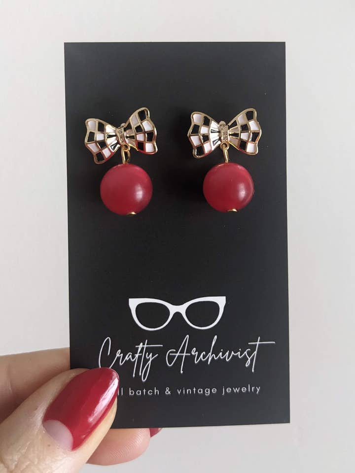 Brincos de laço xadrez com contas vintage vermelhas moonglow por atacado de Crafty Archivist