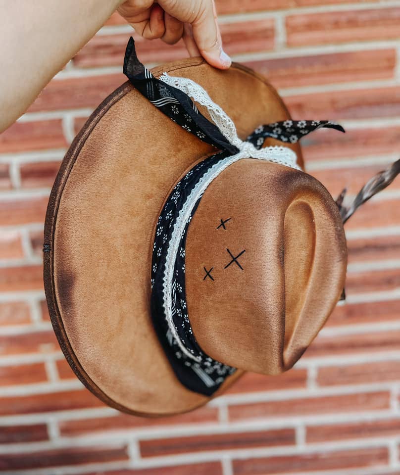 River Valley Co. - Vente Chapeau en feutre - femme - Chapeau fedora western brûlé avec allumettes, carte à jouer et motif floral1