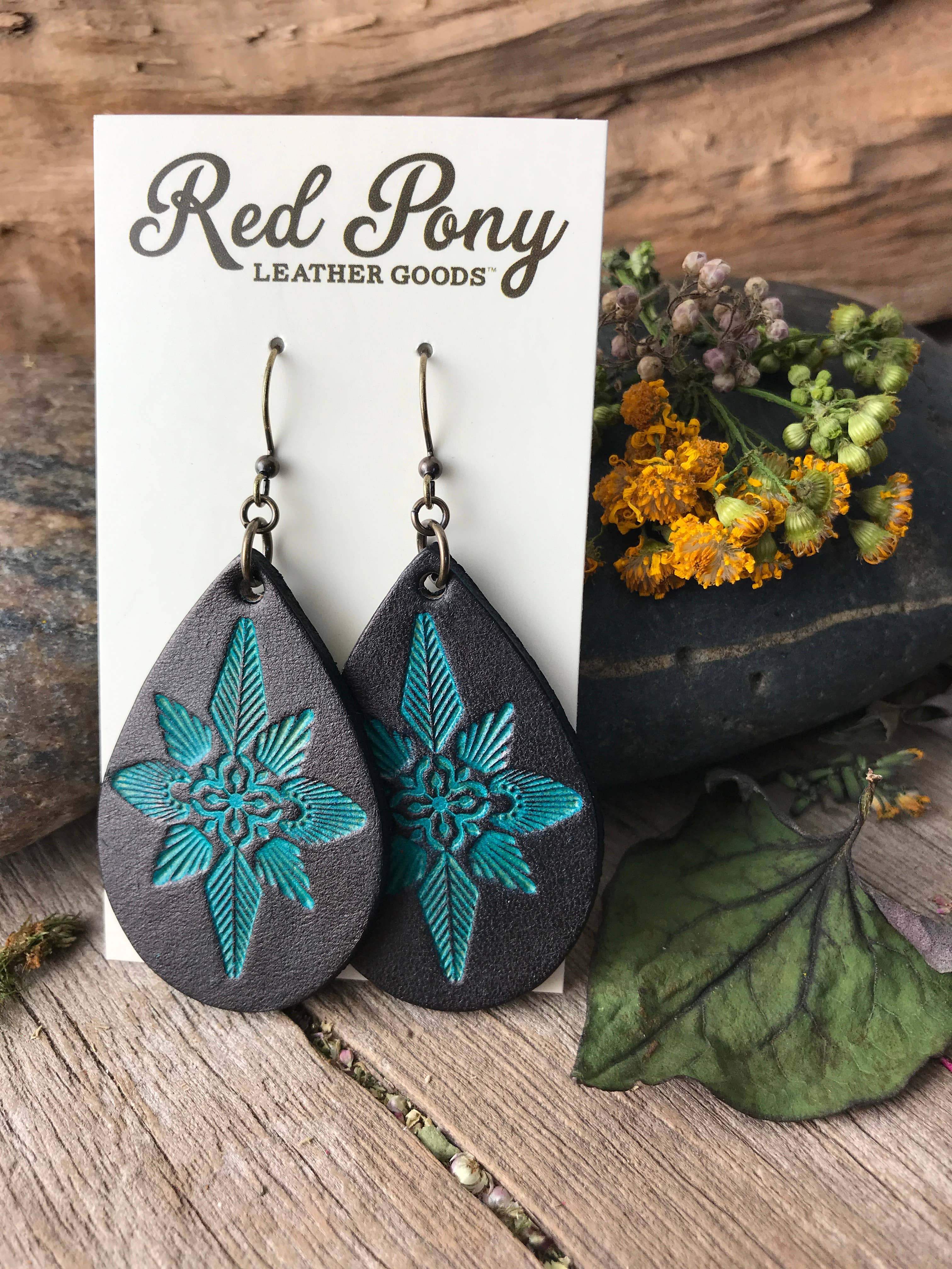 Red Pony Leather Goods – Engroshandel Hængeøreringe og creoløreringe – Håndværktøj Mandala læder øreringe i lyse farver10