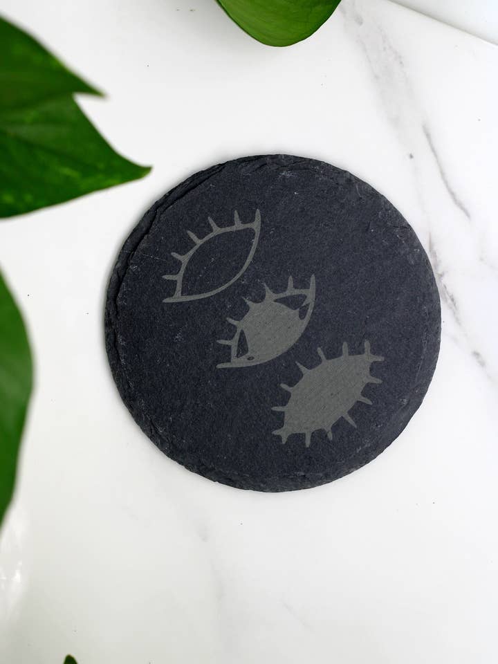 Sottobicchiere in ardesia inciso triplo mal de ojo per la vendita all'ingrosso da parte di Three Witches Tea Shop