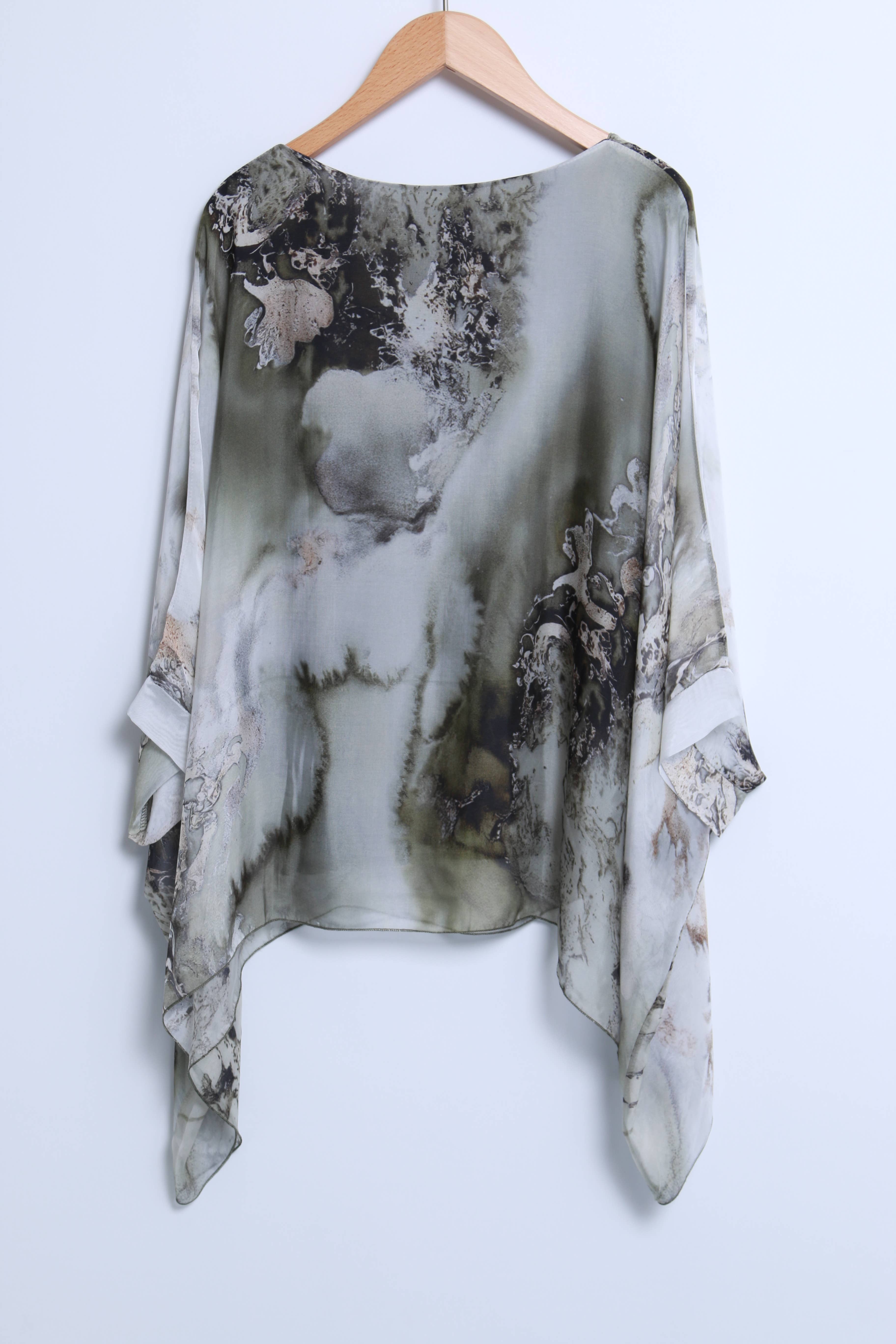 Shyloh - Wholesale Blouse - Dames - Asymmetrische top van soepelvallende zijde met digitale verloopprint23