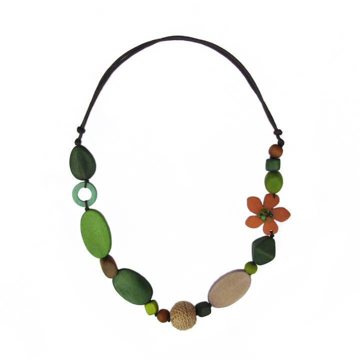 Collier asymétrique naturel sans métal avec fleur chérie pour la vente par Katie and Company