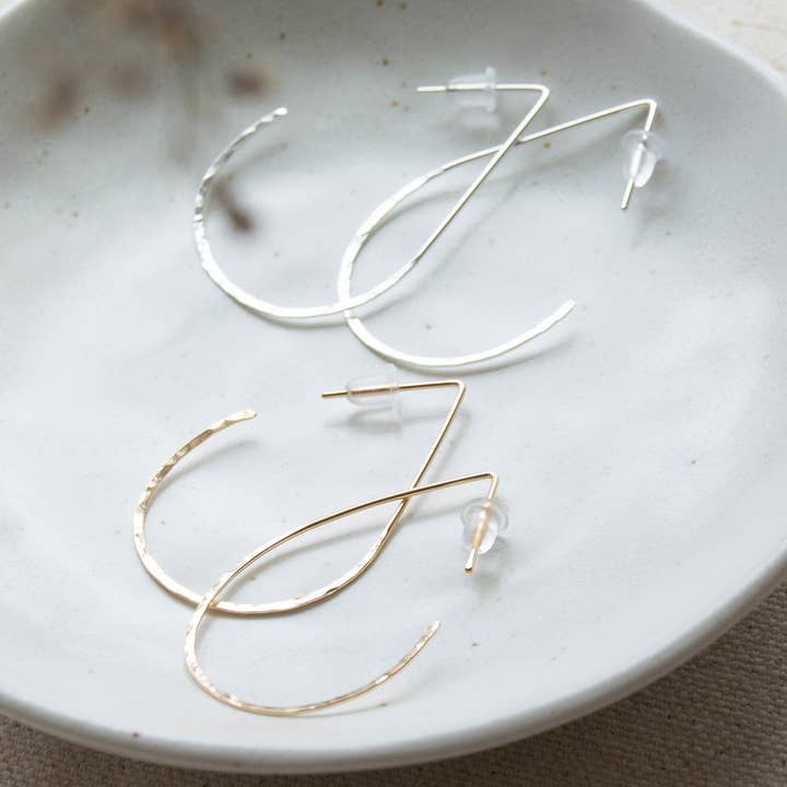 Orecchini a Cerchio martellati a goccia per la vendita all'ingrosso da parte di Kaju Creations