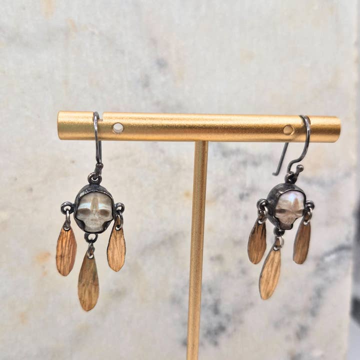 Boucles d'oreilles Crâne pour la vente par Symbology by Alice Scott