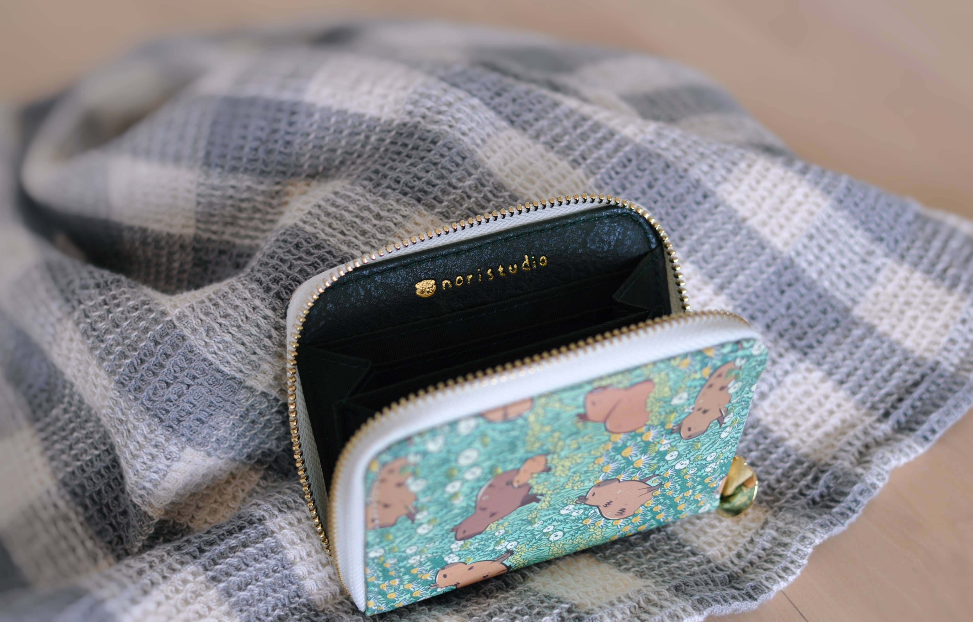 Noristudio – Engroshandel Tegnebog - Dame – Capybara mønstret lynlås tegnebog med Noristudio Capybara2