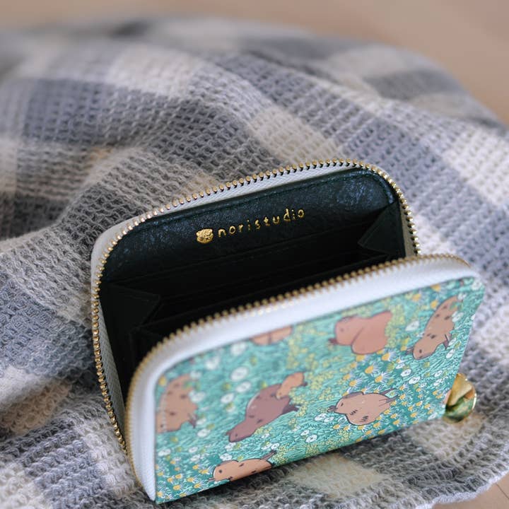 Noristudio – Engroshandel Tegnebog - Dame – Capybara mønstret lynlås tegnebog med Noristudio Capybara2