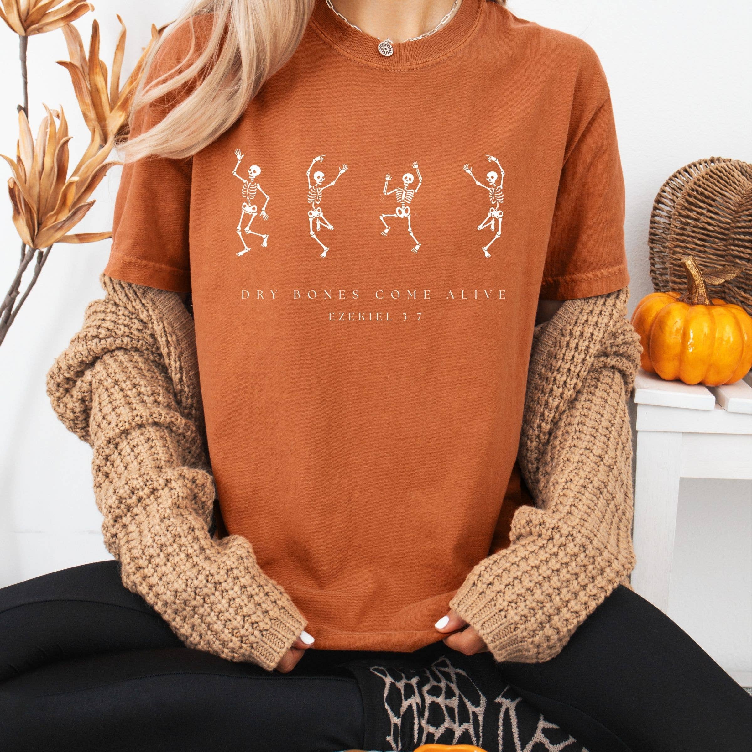 Wholehearted Motherhood and Co. – Großhandel T-Shirt (Grafikdruck) – Unisex – Trockenes Gebein wird lebendig Herbst Grafik T-Shirt - Christliches T-Shirt4