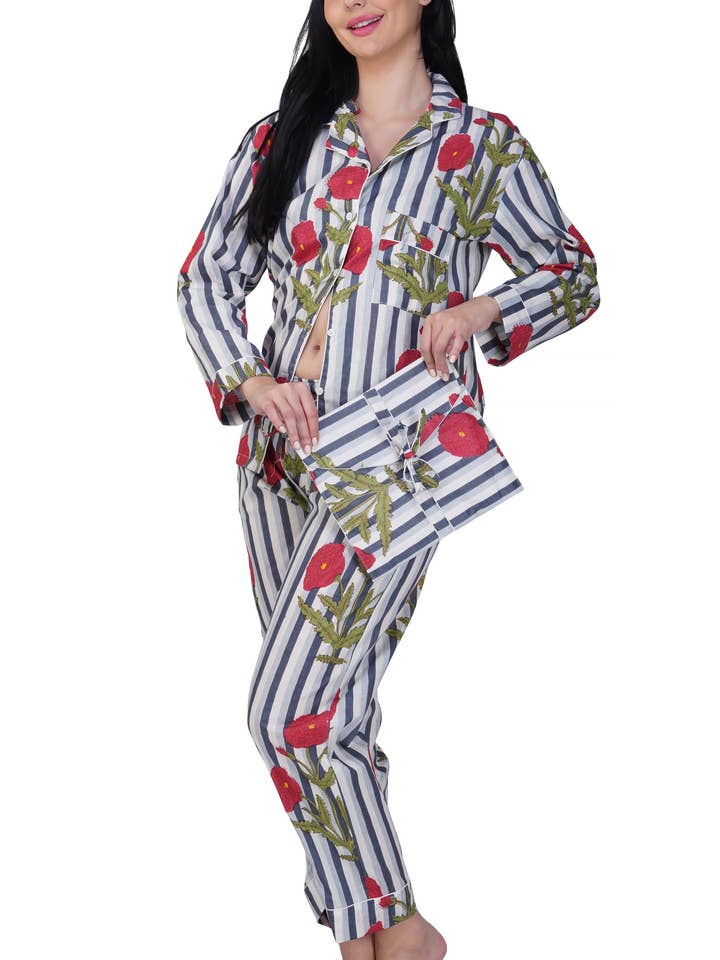 Purple Mohar – Engroshandel Pyjamasæt - Dame – Poppy Dreams: 3-delt nattøjssæt med blomster og striber