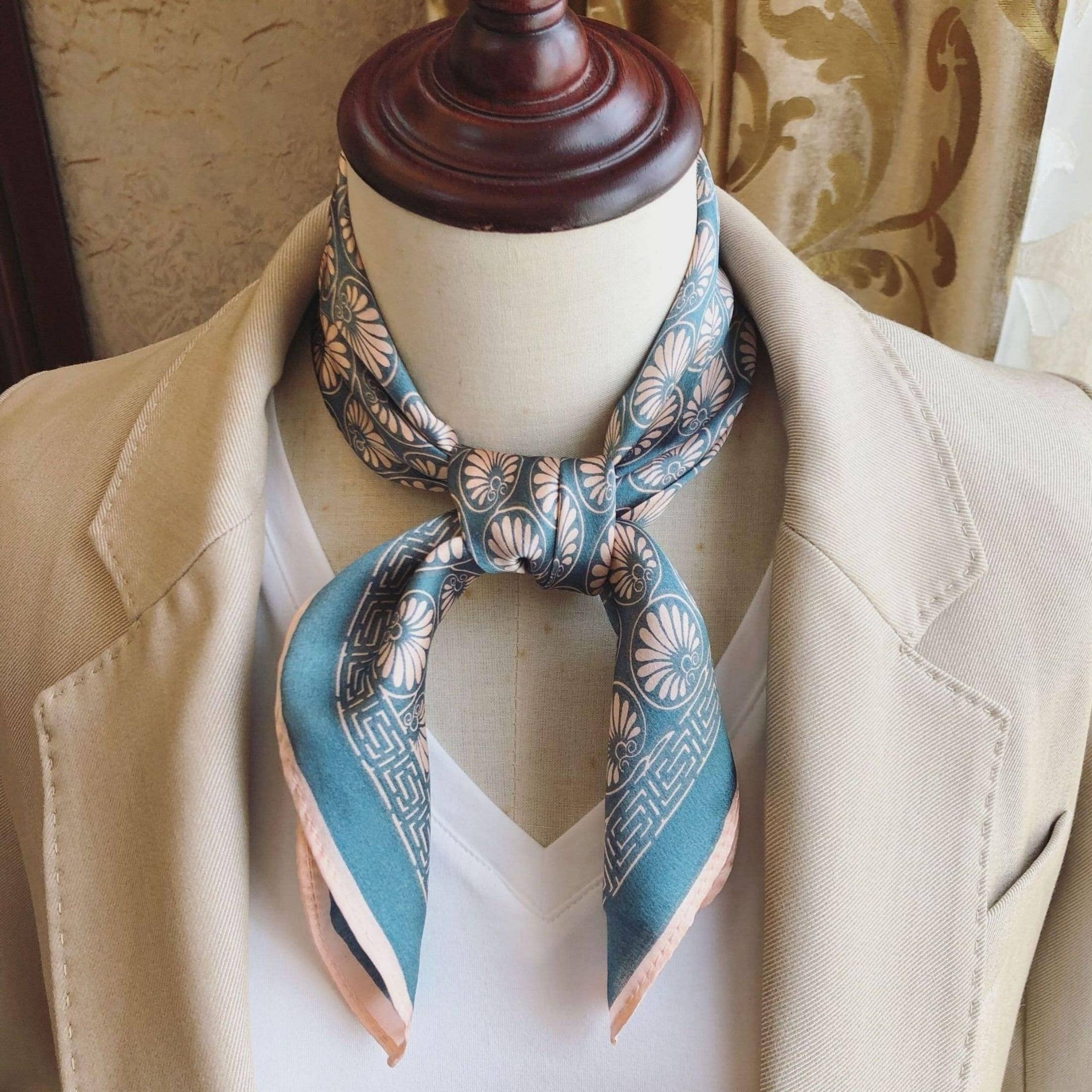 SueSilkHK – wholesale Halsduk - Dam – Navy blå bohemisk silkesscarf i 100 % mullbärssilke med blommönster – hår-, hals- och bandanasjäl, accessoar till väska, present till henne1