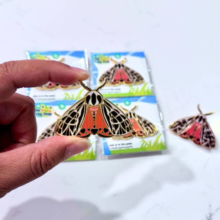 Virgin Tiger Moth Emaille Speldje voor wholesale door The Frog Shop