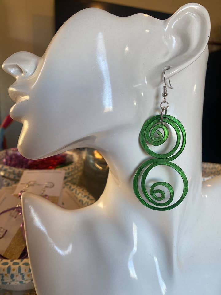 Pendientes medianos en forma de espiral en forma de S para venta al por mayor de Angela Catirina Jones