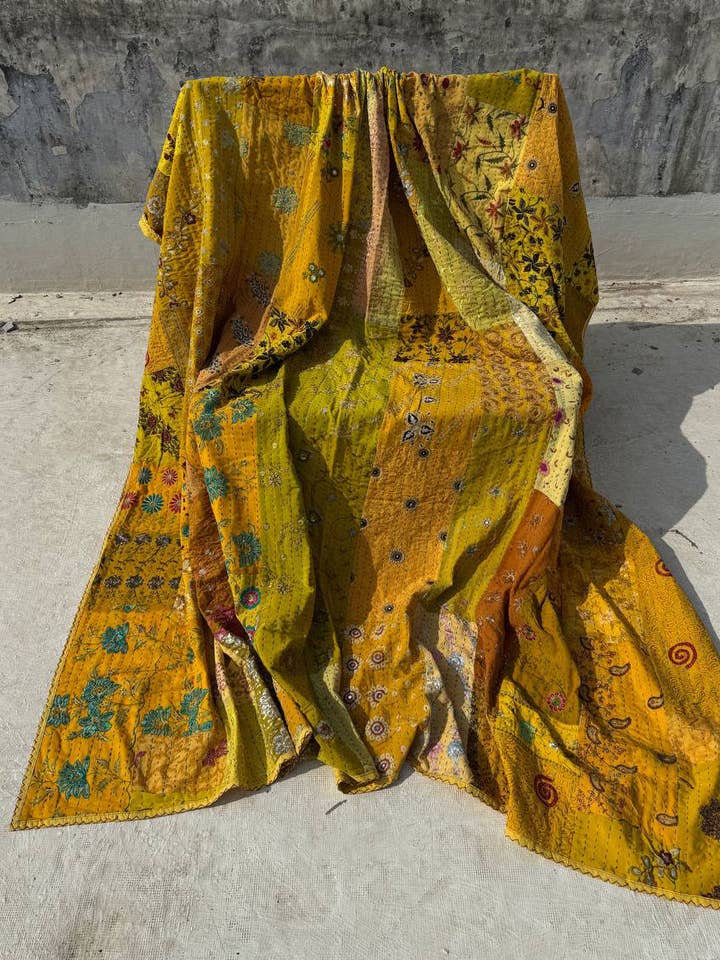 Couverture en patchwork Kantha brodée 100 % coton. pour la vente par GYPSY STUDIO