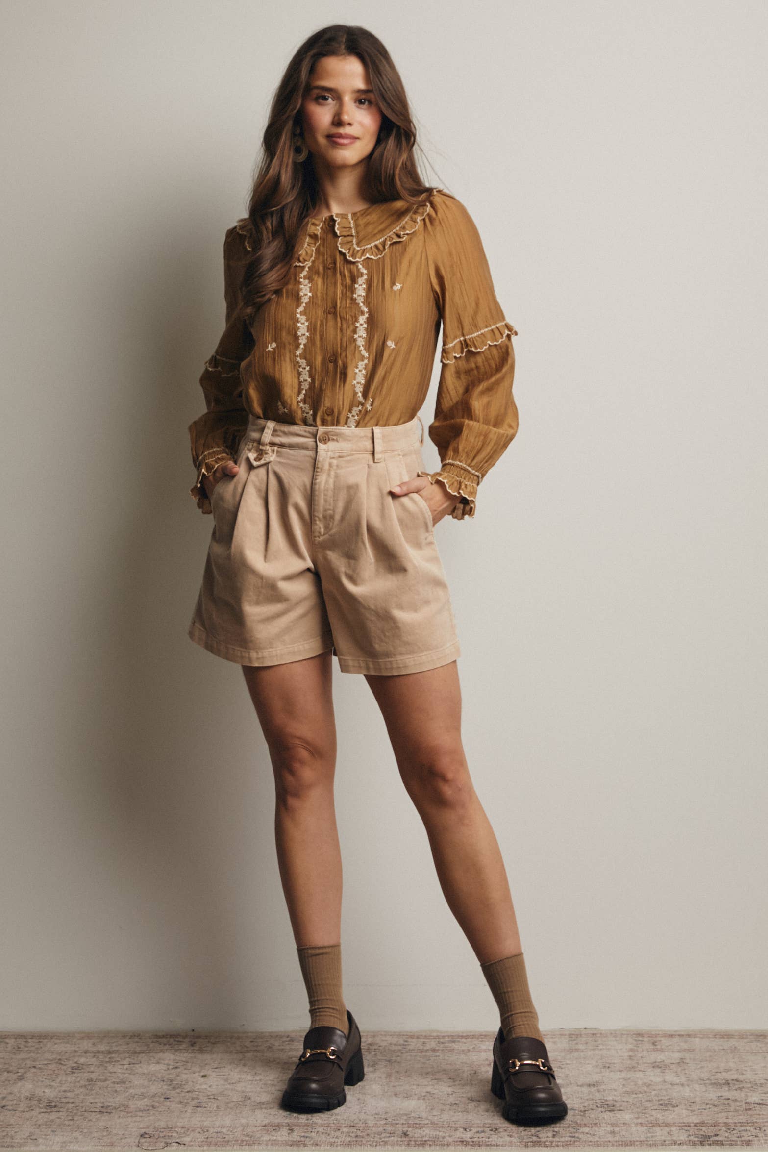 Forte – wholesale Blus - Dam – Broderad blus i bomull med volangkrage FT00039